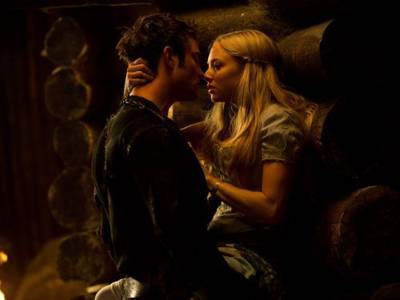 Amanda Seyfried e Shiloh Fernandez in Cappuccetto Rosso Sangue Amanda Seyfried e Shiloh Fernandez in Cappuccetto Rosso Sangue