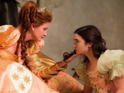 Julia Roberts e Lily Collins in una scena Julia Roberts e Lily Collins in una scena