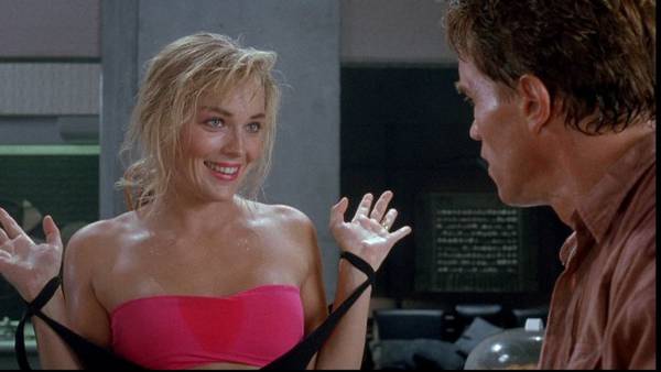 Atto di forza total recall recensione arnold schwarzenegger verhoeven sharon stone Atto di forza total recall recensione arnold schwarzenegger verhoeven sharon stone