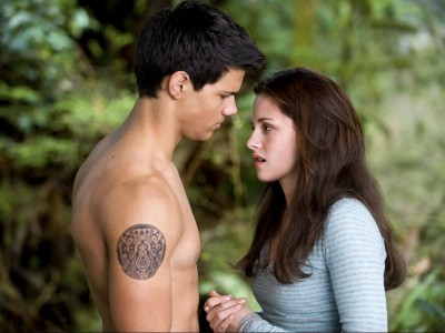 Taylor Lautner e Kristen Stewart in una scena di New Moon