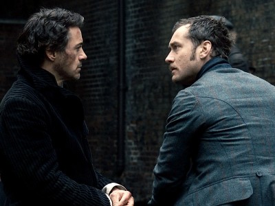 Robert Downey Jr. e Jude Law in una scena di Sherlock Holmes