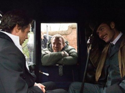 Guy Ritchie e i suoi protagonisti prima di girare una scena sul set di Sherlock Holmes