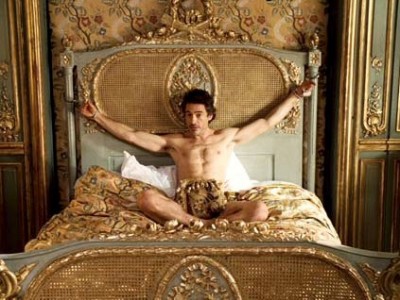Robert Downey Jr. incatenato al letto in Sherlock Holmes