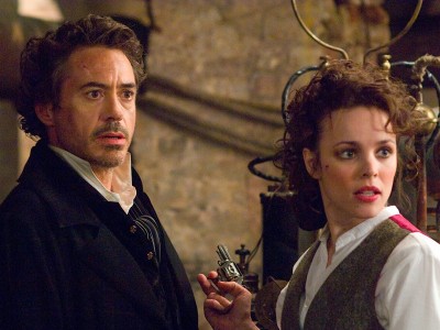 Robert Downey Jr. e Rachel McAdams in Sherlock Holmes