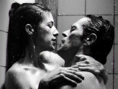 Charlotte Gainsbourg e Willem Dafoe nella sequenza iniziale di Antichrist