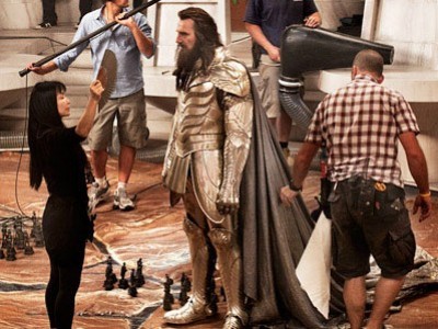 Liam Neeson nei panni di Zeus sul set del film