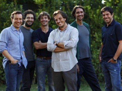 Gabriele Muccino insieme ai suoi attori sul set di Baciami ancora