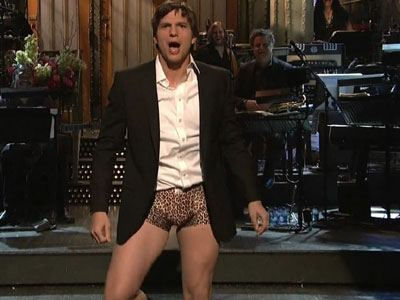 Ashton Kutcher e i boxer leopardati al Saturday Night Live