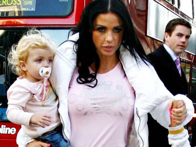 Katie Price e la piccola Princess Tiaamii. Forse Peter Andre sarebbe un genitore migliore