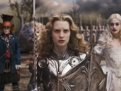 Mia Wasikoska tra Johnny Depp e Anne Hathaway