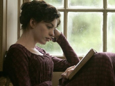 Anne Hathaway nei panni di Jane Austen