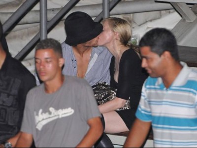 Madonna e Jesus Luz si baciano in pubblico in uno stadio in Brasile