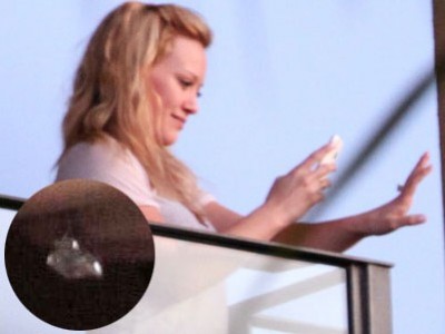 Hilary Duff ammira il suo anello di fidanzamento da un milione di dollari
