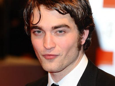 Robert Pattinson ai BAFTA awards ha sfoggiato una nuova e alquanto unta pettinatura