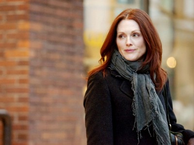 Julianne Moore, moglie sospettosa in Chloe