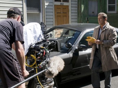 Martin Campbell dirige Mel Gibson sul set di Fuori controllo