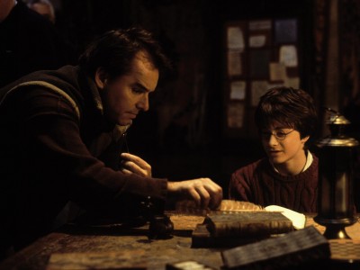 Chris Columbus dirige Daniel Radcliffe sul set di Harry Potter