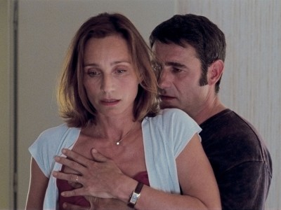 Sergi Lopez e Kristin Scott Thomas in L'amante inglese