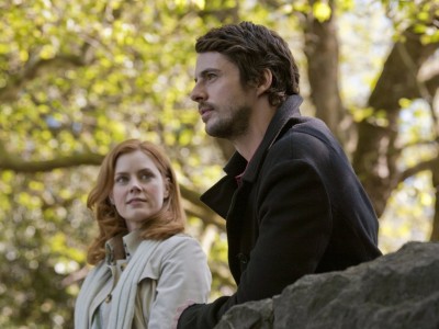 Amy Adams e Matthew Goode in Una proposta per dire sì