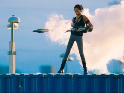 Zoe Saldana armata fino ai denti in The Losers