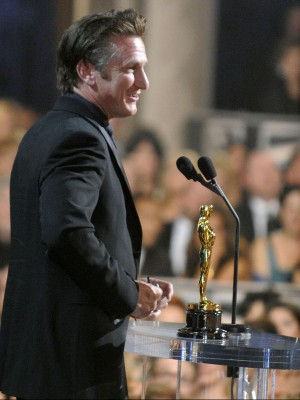 Sean Penn premiato con l'Oscar per Mystic River