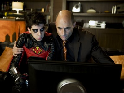 Marc Strong e Christopher Mintz-Plasse in Kick-Ass
