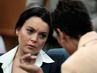 Lindsay Lohan parla col suo avvocato in aula