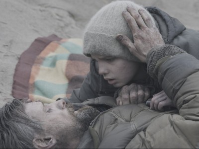 Viggo Mortensen e Kodi Smith-McPhee in The Road