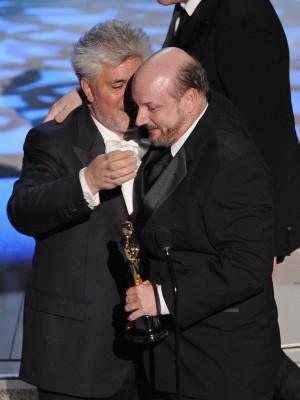 Pedro Almodovar consegna a Juan Jose Campanella l'Oscar per Il segreto dei suoi occhi