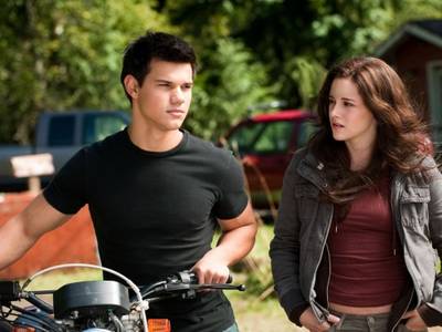 Kristen Stewart e Taylor Lautner in una scena di Eclipse