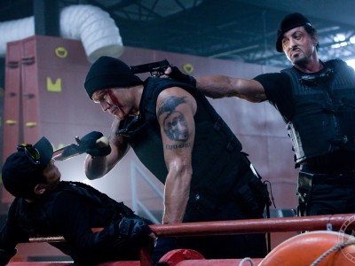 Sylvester Stallone, Jet Li e Dolph Lundgren in una sequenza action di The Expendables