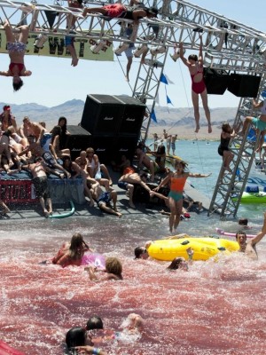 Una delle sequenze più agghiaccianti di Piranha 3D