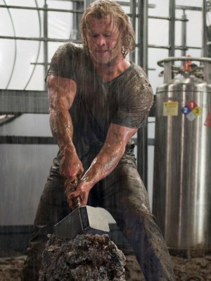 Chris Hemsworth in una nuova immagine ufficiale da Thor