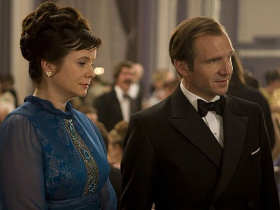 Emily Watson e Ralph Fiennes in Cemetery Junction