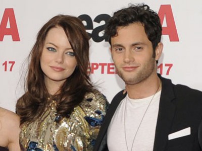 Emma Stone e Penn Badgley 