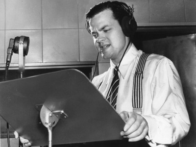 Orson Welles alla radio per La guerra dei mondi