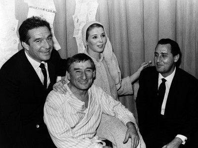 1964: Ugo Tognazzi e Alberto Sordi si congratulano con Delia Scala e Renato Rascel