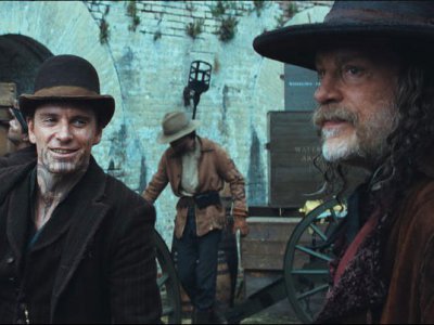 Michael Fassbender e John Malkovich in una scena di Jonah Hex