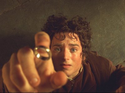 Elijah Wood alle prese con l'Unico Anello