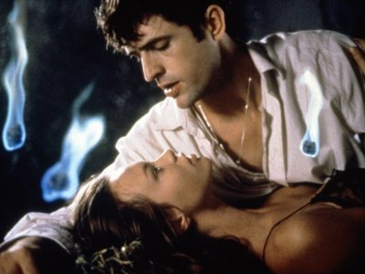 Everett e Anna Falchi in una scena di Dellamorte Dellamore