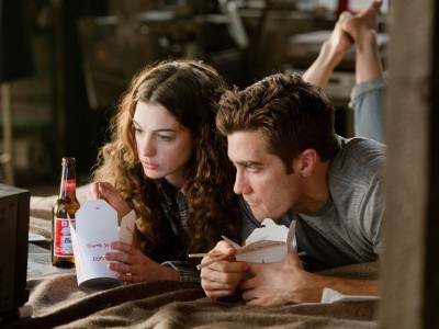 Anne Hathaway e Jake Gyllenhaal in Amore e altri rimedi