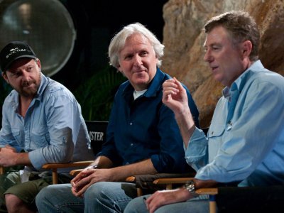 James Cameron con il regista e lo sceneggiatore
