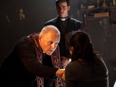 Anthony Hopkins e Colin O'Donoghue in una scena del film