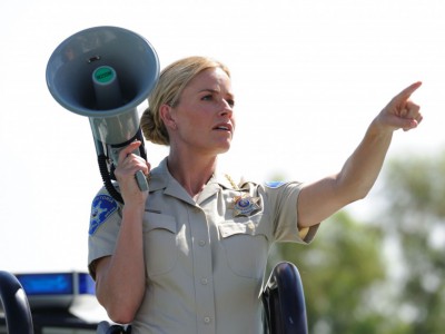 Elizabeth Shue in Piranha 3D