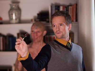 Pettyfer e Neil Patrick Harris in una scena