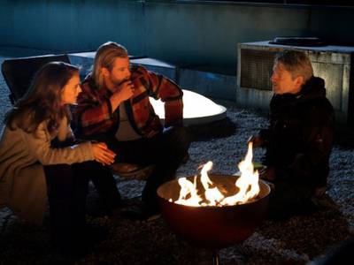Kenneth Branagh dirige gli attori sul set di Thor