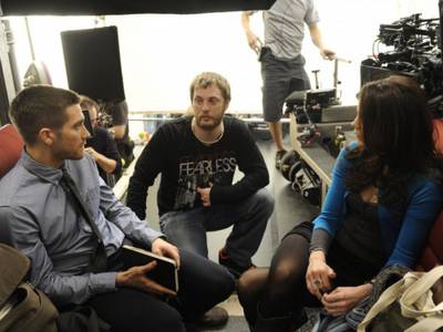 Duncan Jones dirige Jake Gyllenhaal e Michelle Monaghan sul set di Source Code