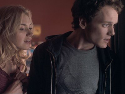Imogen Poots e Yelchin in una scena