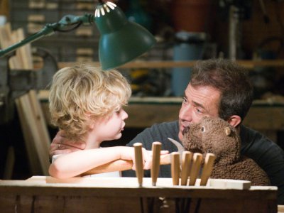 Riley Thomas Stewart con Gibson in una scena del film