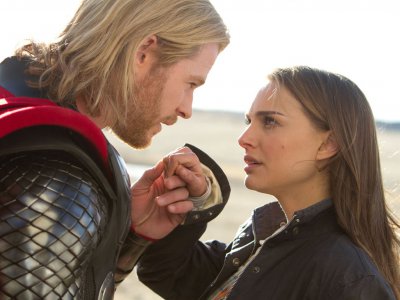 Il baciamano di Chris Hemsworth a Natalie Portman